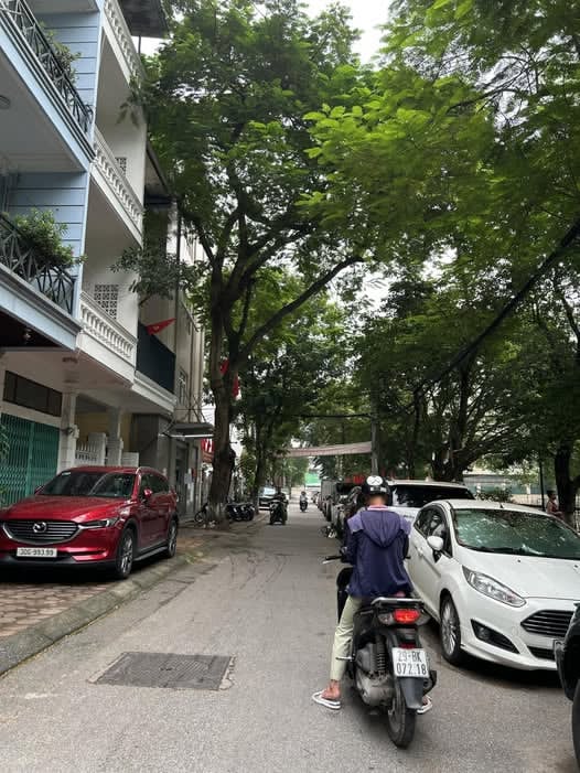 LÔ GÓC. SAU MỘT NHÀ RA OTO TRÁNH. ĐỊNH CÔNG-HOÀNG MAI